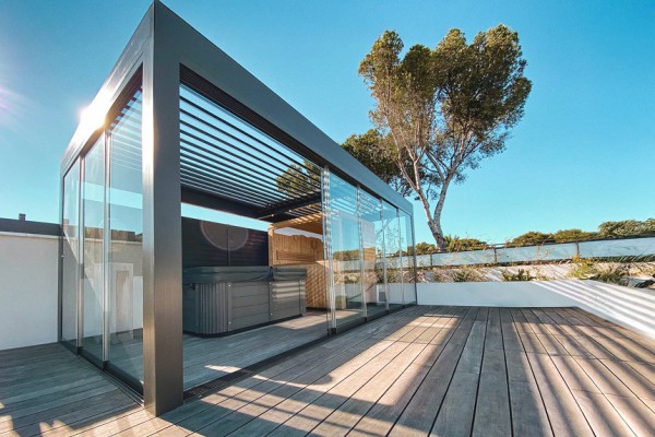 Quelle différence entre pergola classique et pergola bioclimatique ?